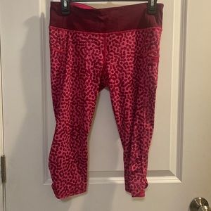 Lululemon cropped magenta leggings. Like new!